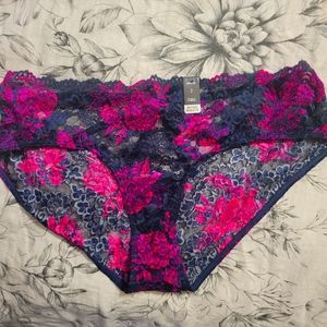 Lace hipster panties